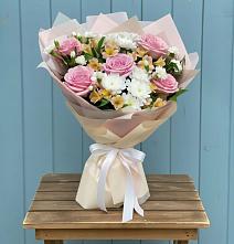 Букет цветов из:  Гвоздики, Орхидеи и Розы в Красном Куте