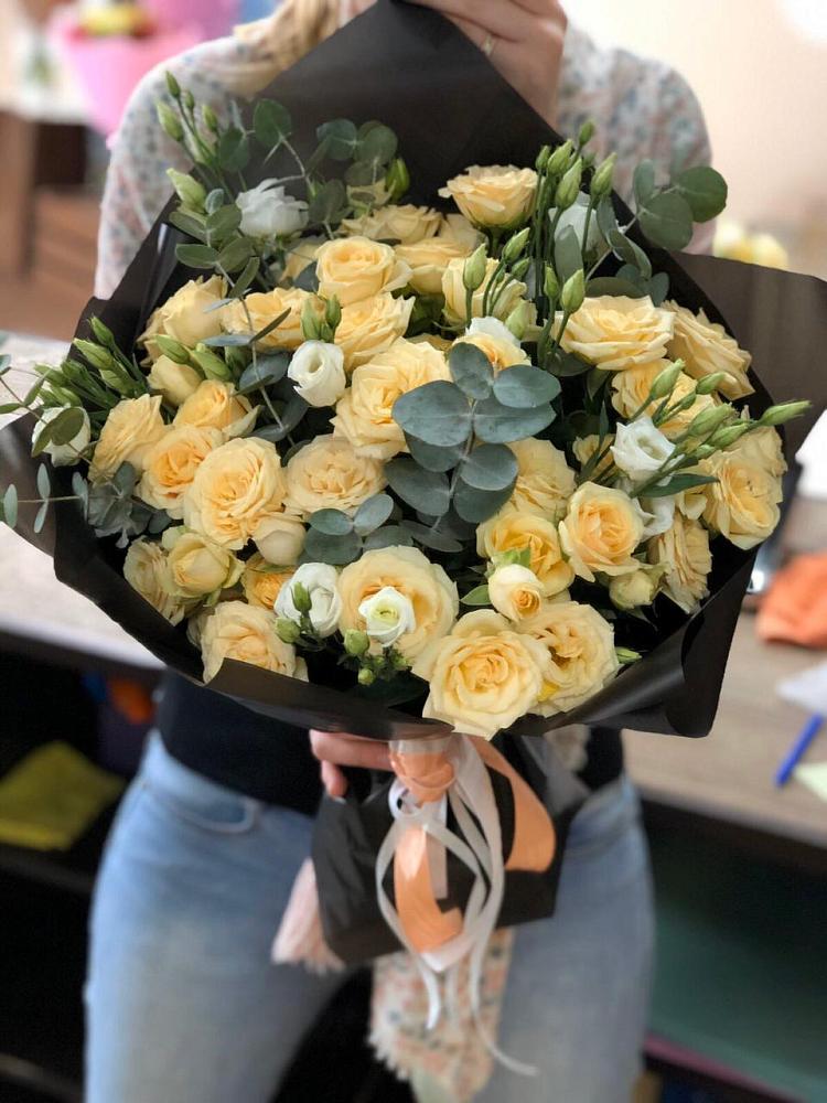 Букет цветов из: Розы и Лизиантусы в Красном Куте