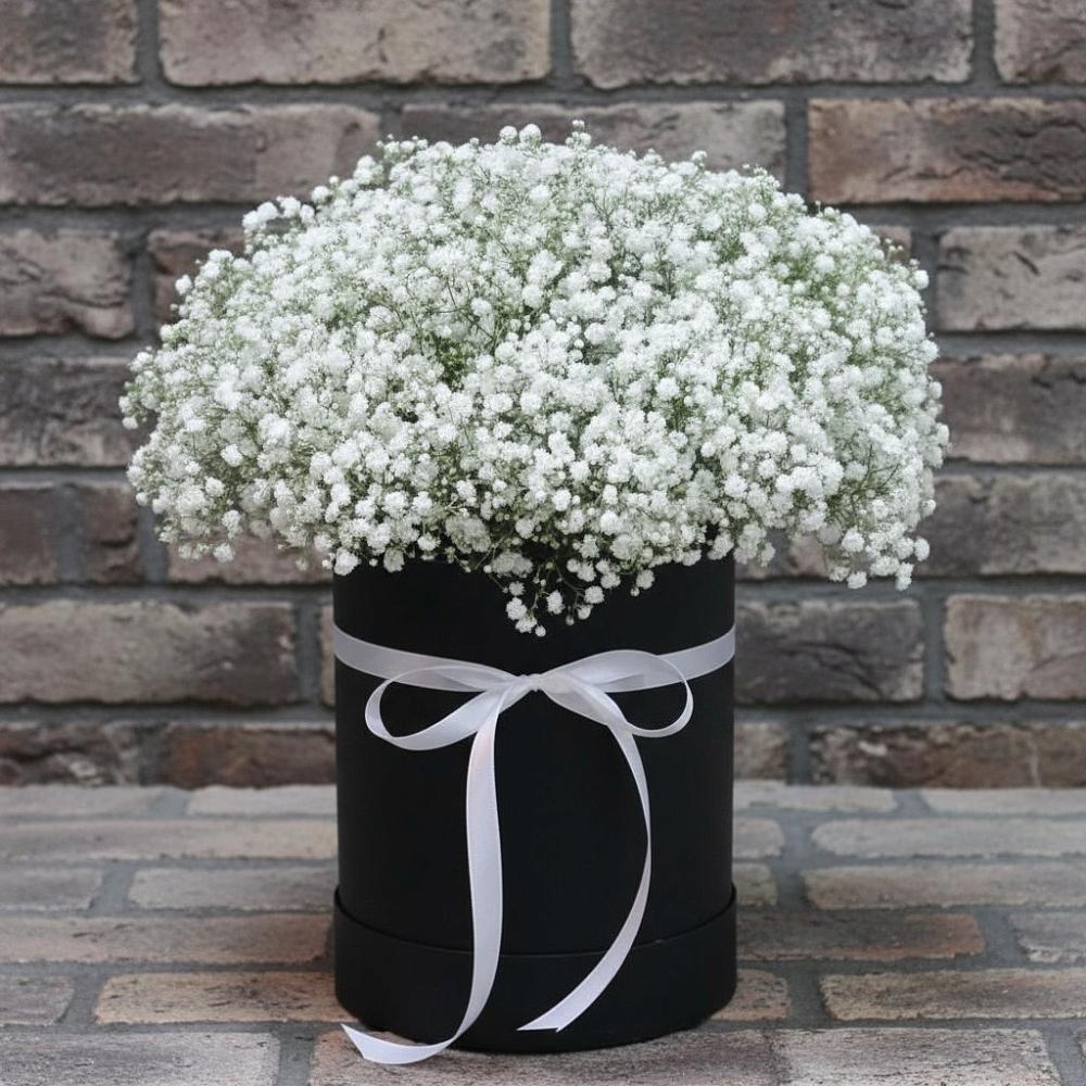 Цветочная композиция из Гипсофила в шляпной коробке в Красном Куте