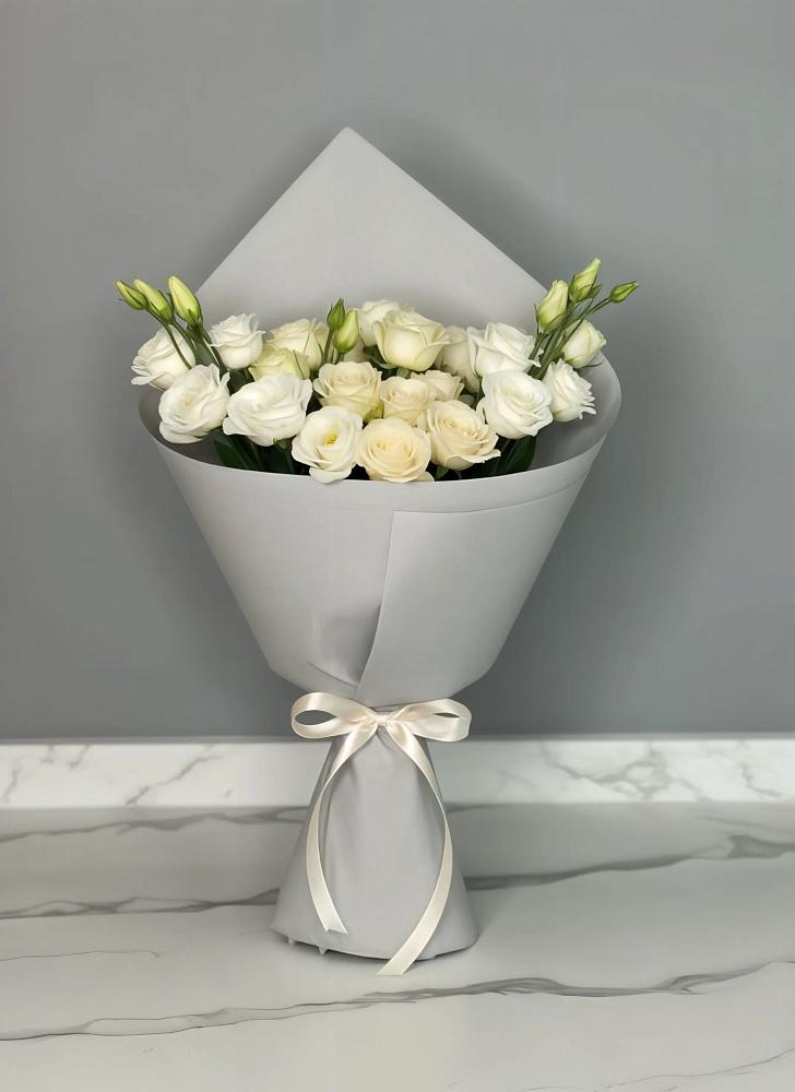 Букет цветов из: Розы и Лизиантусы в Красном Куте