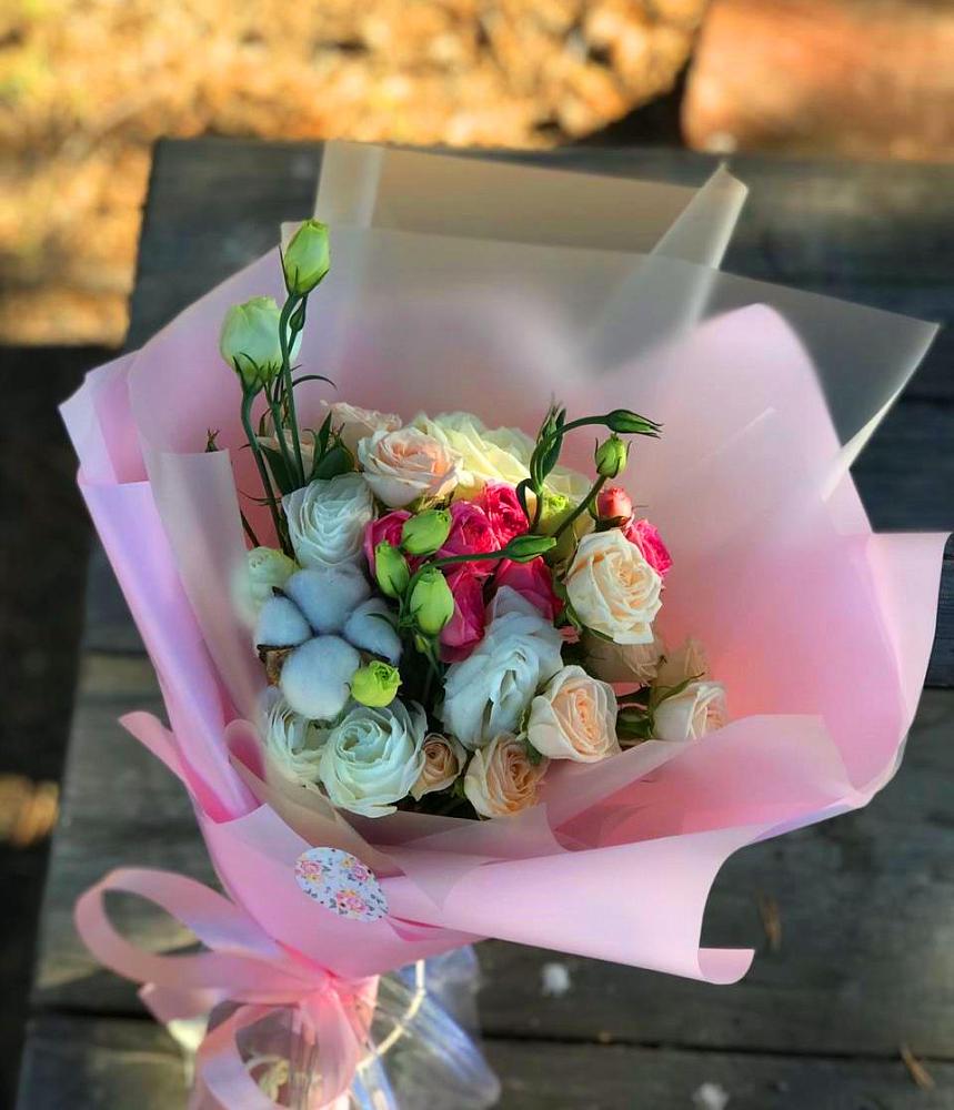 Букет цветов из: Розы и Лизиантусы в Красном Куте