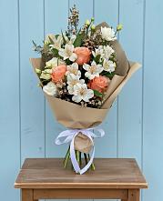 Букет цветов из:  Альстромерии, Лизиантусы, Розы и Хризантемы в Красном Куте