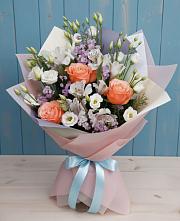 Букет цветов из:  Лизиантусы, Розы, Альстромерии и Гипсофила в Красном Куте