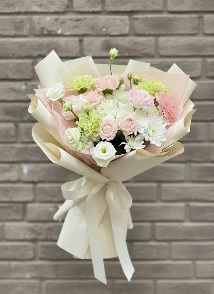 Букет цветов из: Гвоздики, Розы, Лизиантусы и Хризантемы в Красном Куте