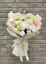Букет цветов из:  Гвоздики, Розы, Лизиантусы и Хризантемы в Красном Куте