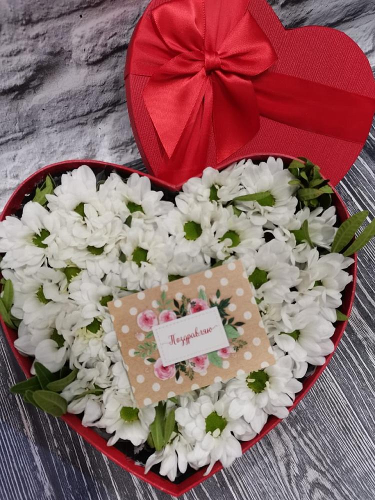 Цветочная композиция из Хризантемы в виде сердца в Красном Куте