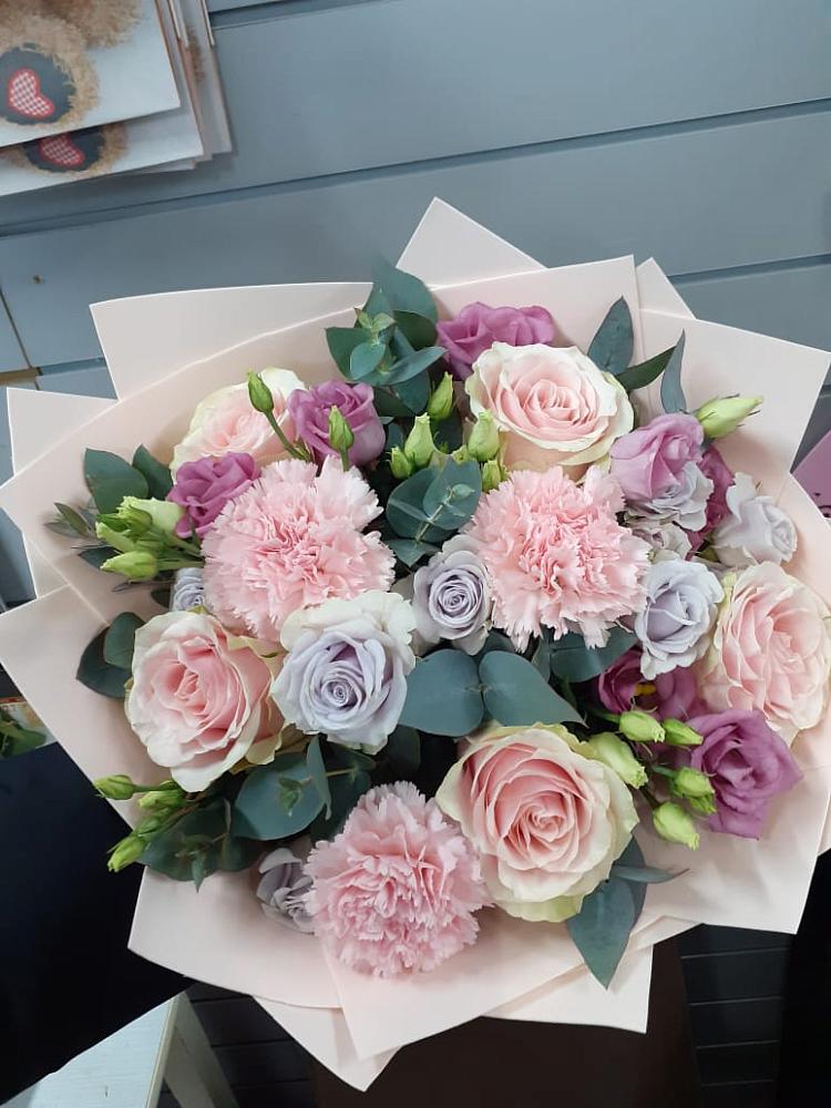 Букет цветов из: Розы, Гвоздики и Лизиантусы в Красном Куте