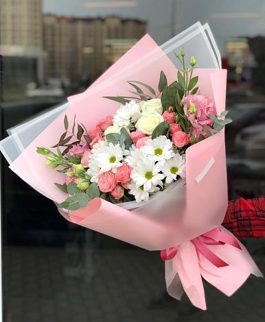 Букет цветов из: Розы, Лизиантусы и Хризантемы в Красном Куте