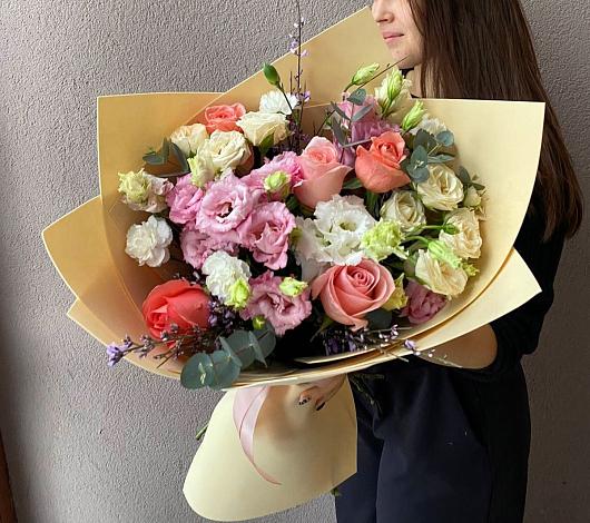 Букет цветов из: Розы, Лизиантусы и Гвоздики в Красном Куте