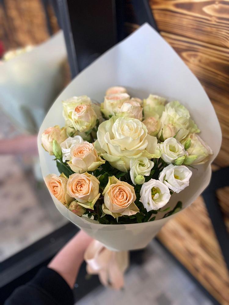 Букет цветов из: Розы и Лизиантусы в Красном Куте